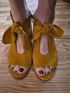 BERNARDO Yellow Suede Knot Peep-Toe Sandals - Women,SIZE 8